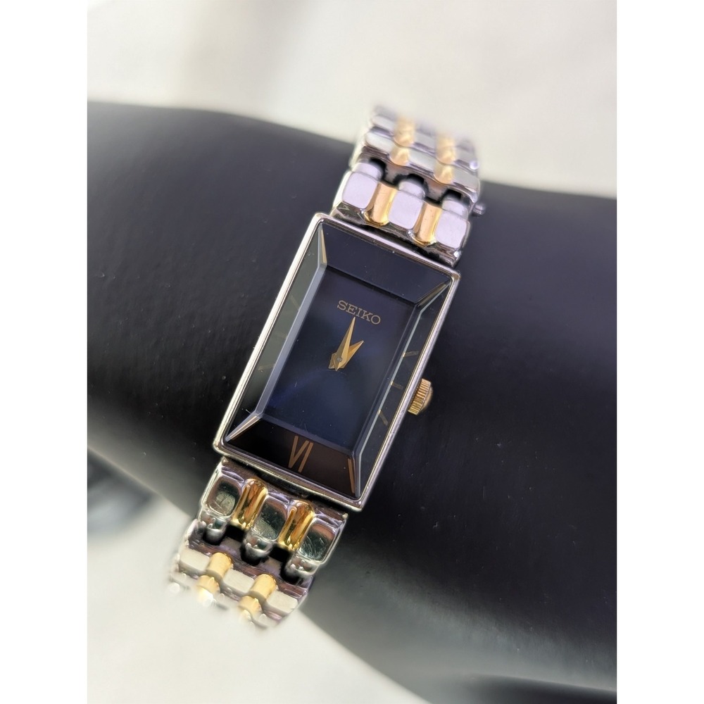 Vintage SEIKO V220-5A00 Roman Numerals Women's Vintage Tank Wristwatch